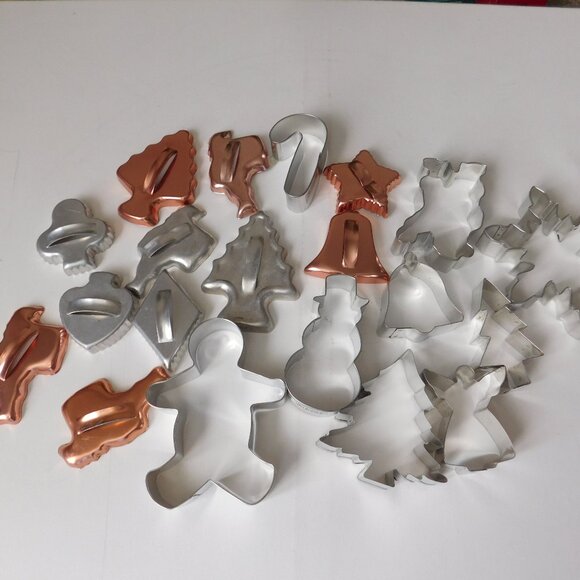 Mixed lot of 60  Plastic & Metals   Holiday Cookie Cutters Christmas - Picture 12 of 13